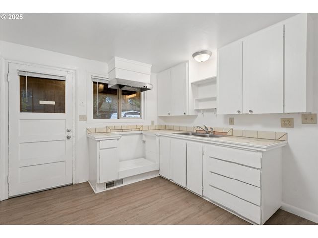 12030 Ne HOLLADAY St, Portland, OR 97220