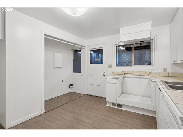 12030 Ne HOLLADAY St, Portland, OR 97220