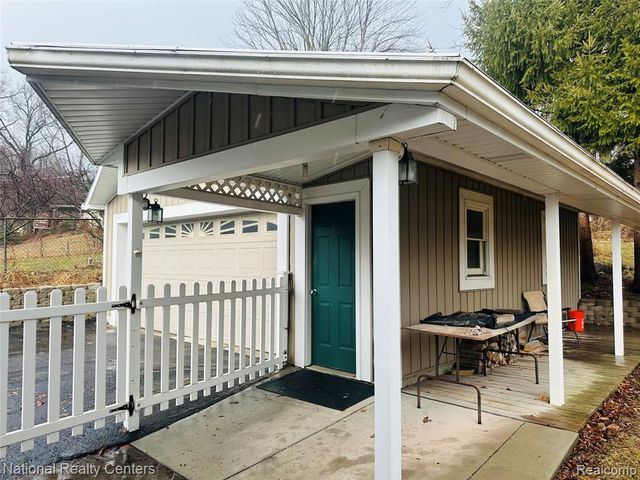 10461 9 Mile Road, Whitmore Lake, MI 48189