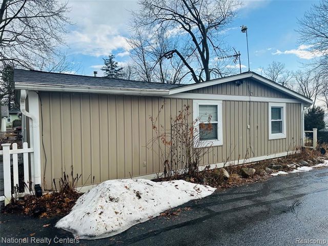 10461 9 Mile Road, Whitmore Lake, MI 48189