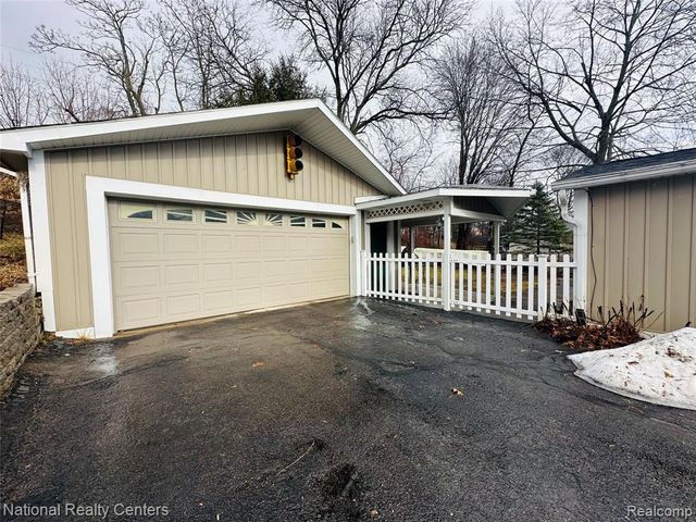 10461 9 Mile Road, Whitmore Lake, MI 48189