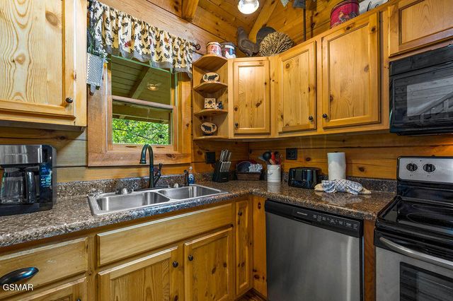 1728 Scenic Woods Way, Sevierville, TN 37876