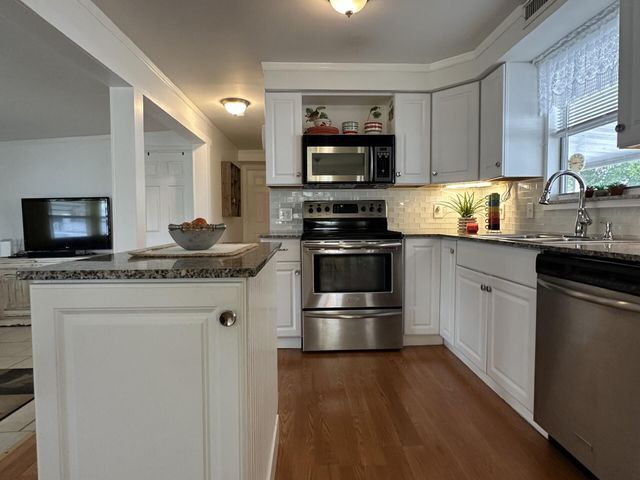 8661 SW 18th Place, Davie, FL 33324