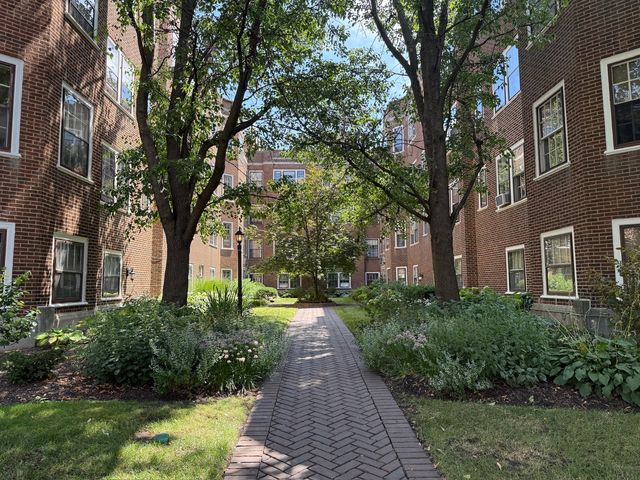 220 S Maple Avenue 42, Oak Park, IL 60302
