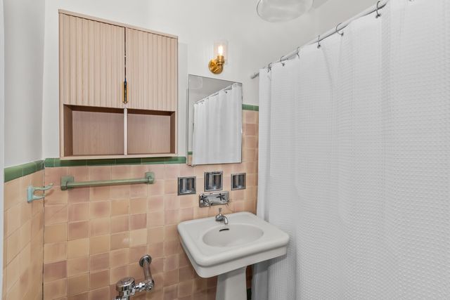 220 S Maple Avenue 42, Oak Park, IL 60302