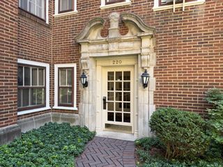 220 S Maple Avenue 42, Oak Park, IL 60302