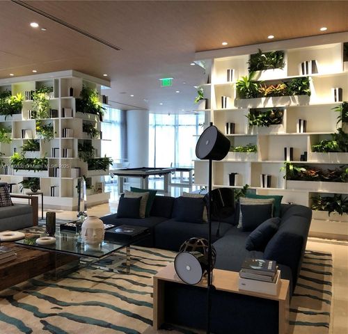 55 SW 9th St 2902, Miami, FL 33130