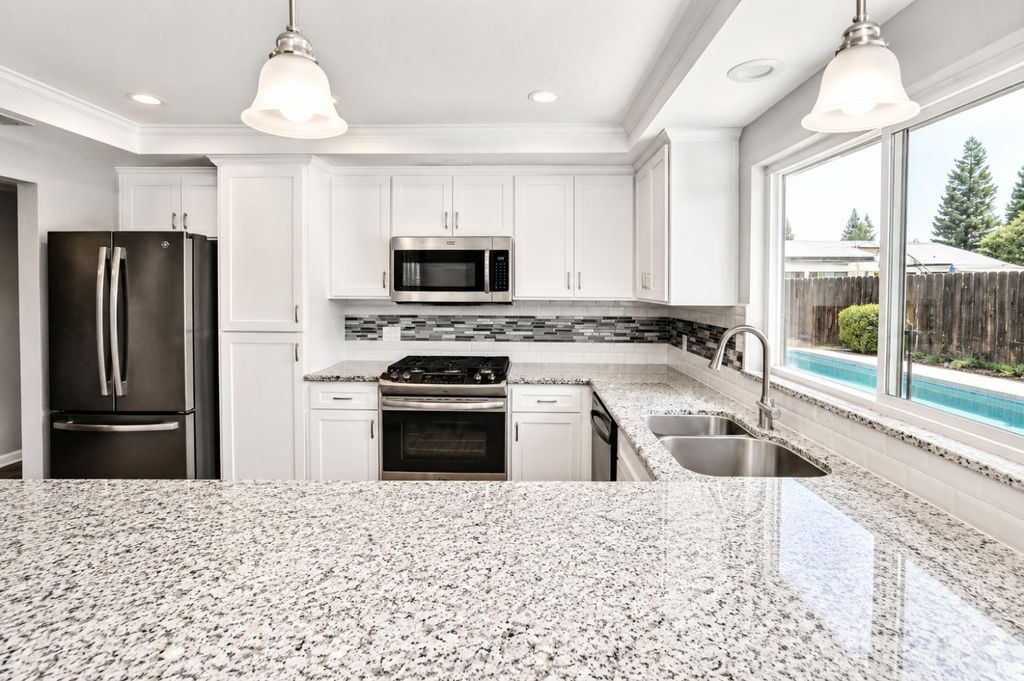 Image 14 of property listing at 435 Bliss Avenue, Clovis, CA 93611