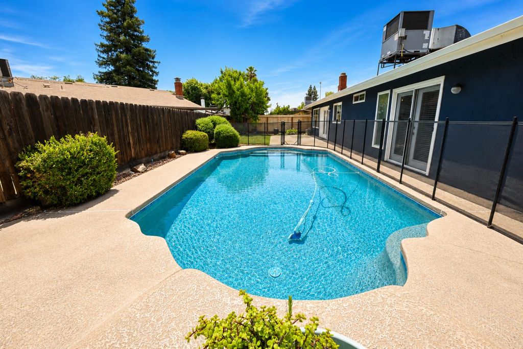 Image 28 of property listing at 435 Bliss Avenue, Clovis, CA 93611