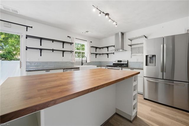 6354 Trafalgar Ct, Norfolk, VA 23513