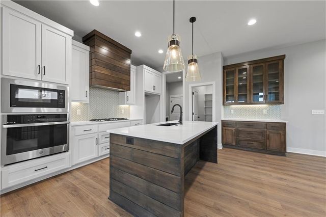 1608 SW Arbor Park Drive, Lee's Summit, MO 64082