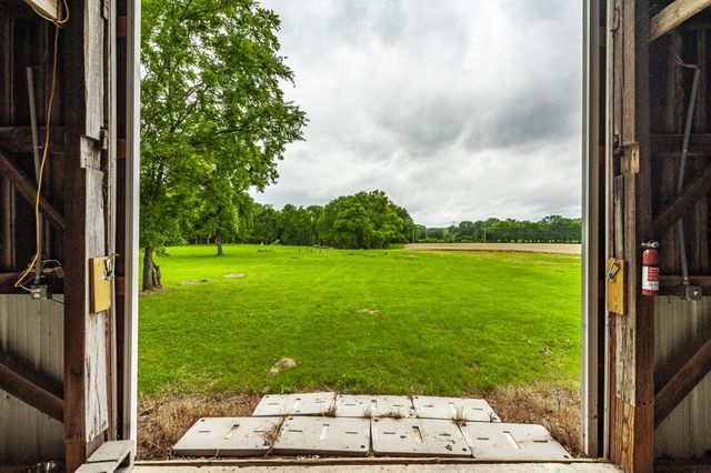 1113 E Robertson Rd, Castalian Springs, TN 37031