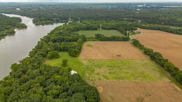 1113 E Robertson Rd, Castalian Springs, TN 37031