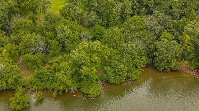 1113 E Robertson Rd, Castalian Springs, TN 37031