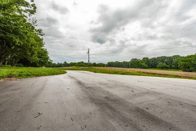 1113 E Robertson Rd, Castalian Springs, TN 37031
