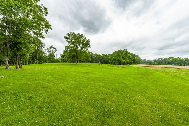 1113 E Robertson Rd, Castalian Springs, TN 37031