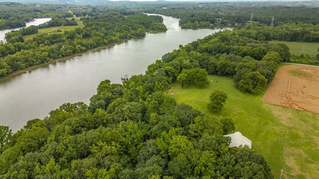 1113 E Robertson Rd, Castalian Springs, TN 37031