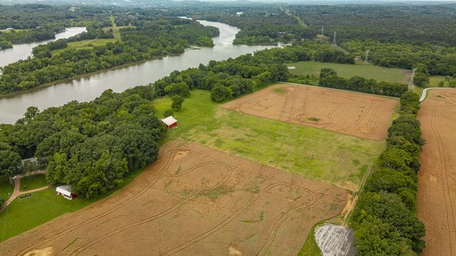 1113 E Robertson Rd, Castalian Springs, TN 37031