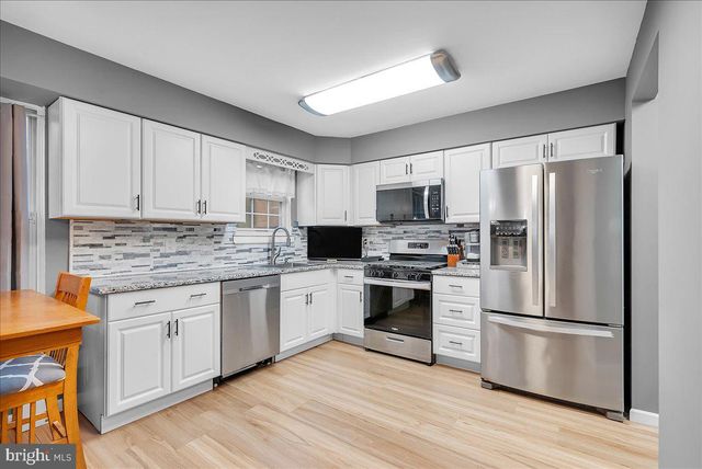 24 COUNTY AVE, Maple Shade, NJ 08052