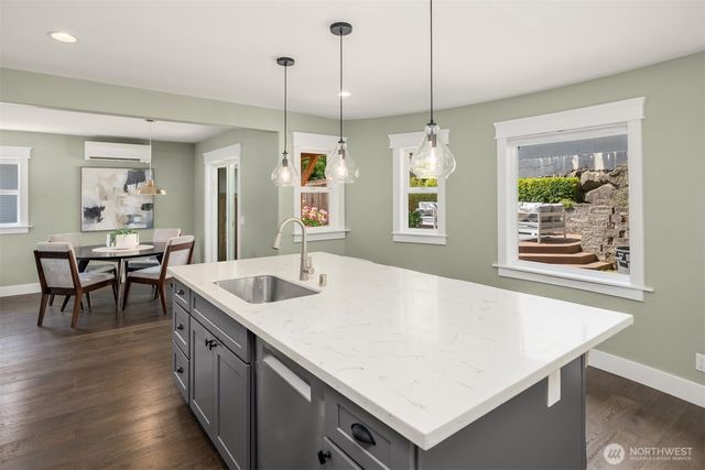 209 32nd Avenue, Seattle, WA 98122