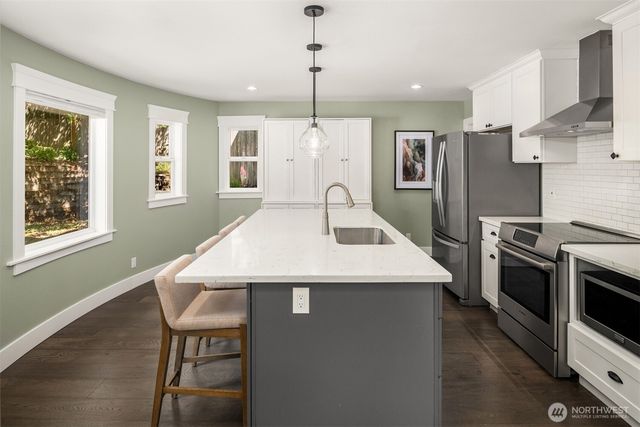 209 32nd Avenue, Seattle, WA 98122