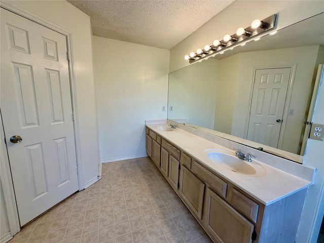 805 Hillbrooke Drive, Arlington, TX 76001