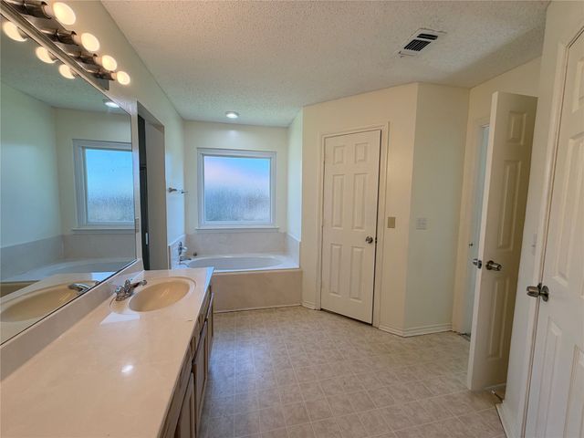 805 Hillbrooke Drive, Arlington, TX 76001