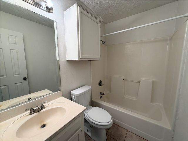 805 Hillbrooke Drive, Arlington, TX 76001