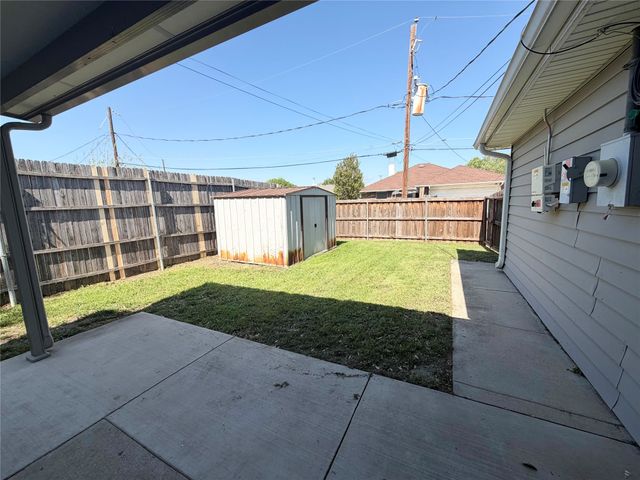 805 Hillbrooke Drive, Arlington, TX 76001