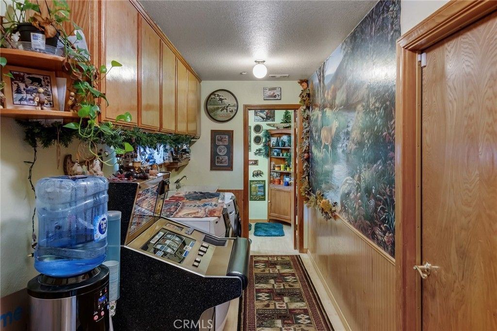 Image 10 of property listing at 7685 Wintergreen, Wrightwood, CA 92397
