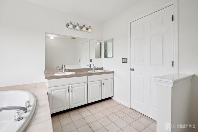 5 Abate Court, Franklin, NJ 08873