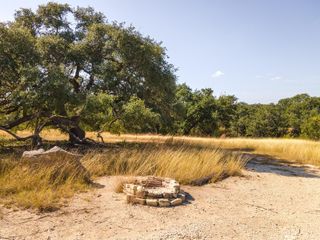 140 Lantana DR, Johnson City, TX 78636