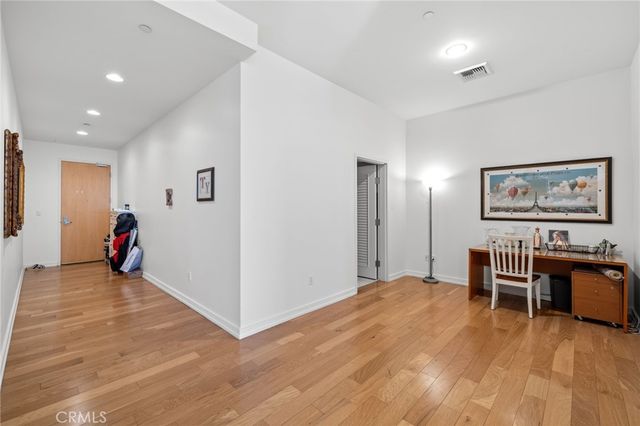 801 S Grand 1611, Los Angeles, CA 90017