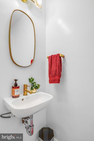 213 9TH ST SE, Washington, DC 20003