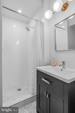 213 9TH ST SE, Washington, DC 20003