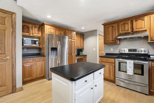 E8958 BROKEN BRANCH LANE, New London, WI 54961