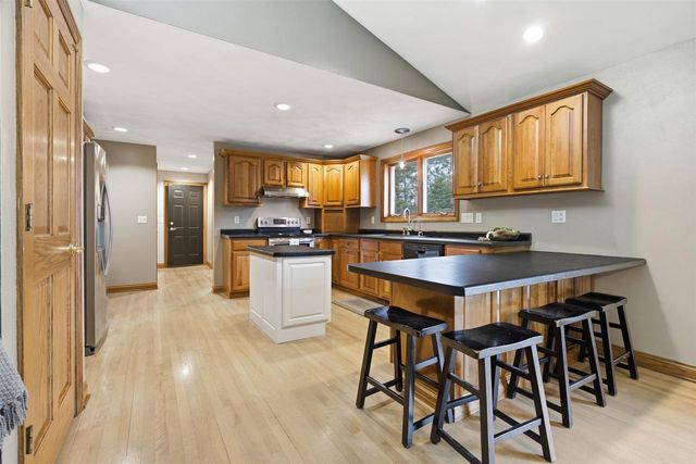 E8958 BROKEN BRANCH LANE, New London, WI 54961