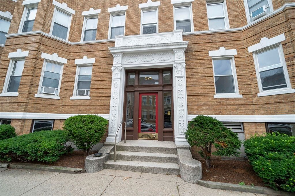 229 Kelton St 1, Boston, MA 02134