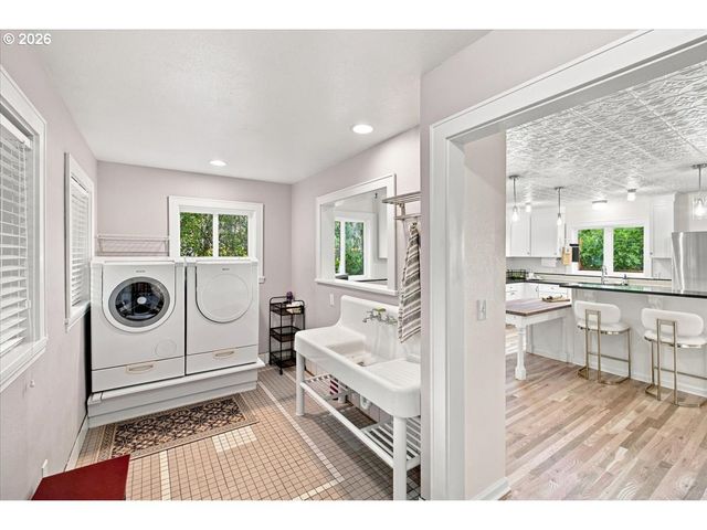 515 FULVUE Dr, Eugene, OR 97405