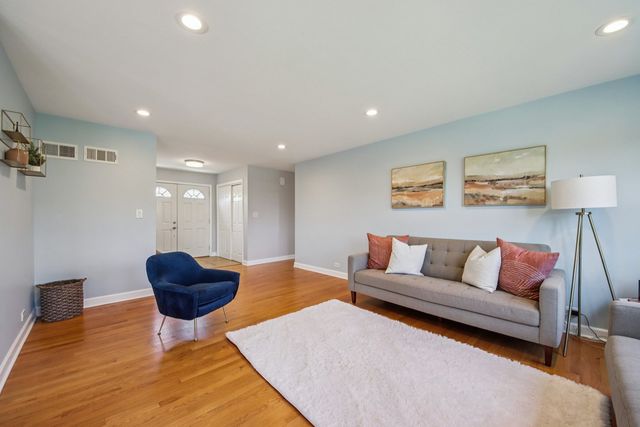 1655 Marie Lane, Glenview, IL 60025