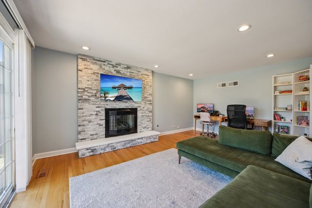 1655 Marie Lane, Glenview, IL 60025