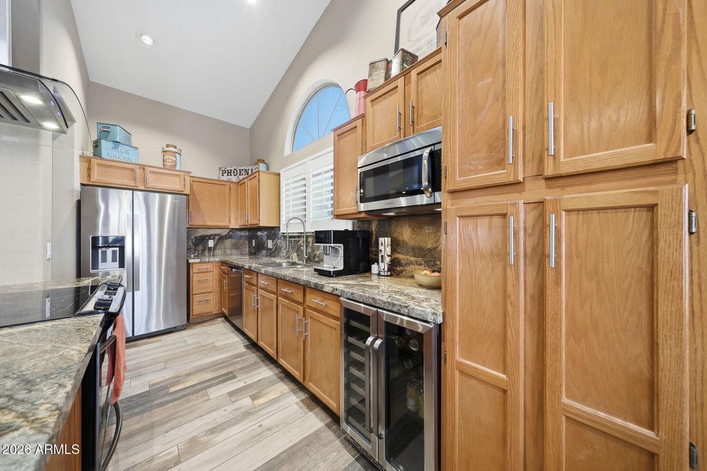 Image 10 of property listing at 6123 W FALLEN LEAF Lane, Glendale, AZ 85310