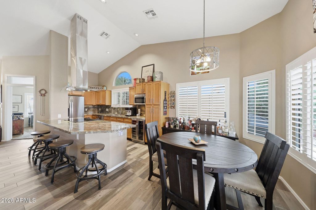 Image 13 of property listing at 6123 W FALLEN LEAF Lane, Glendale, AZ 85310