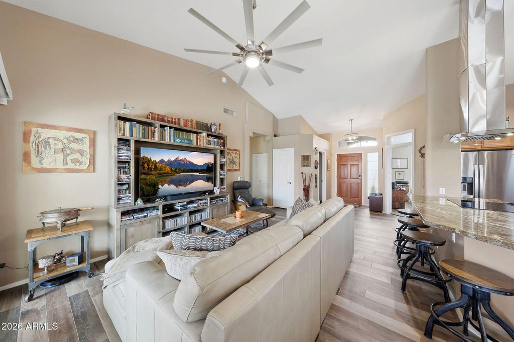 Image 16 of property listing at 6123 W FALLEN LEAF Lane, Glendale, AZ 85310