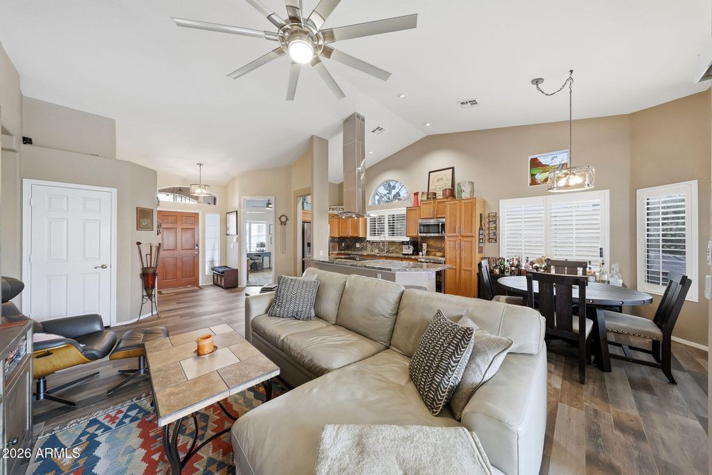 Image 17 of property listing at 6123 W FALLEN LEAF Lane, Glendale, AZ 85310