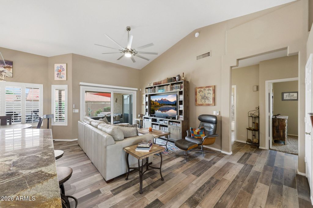 Image 18 of property listing at 6123 W FALLEN LEAF Lane, Glendale, AZ 85310