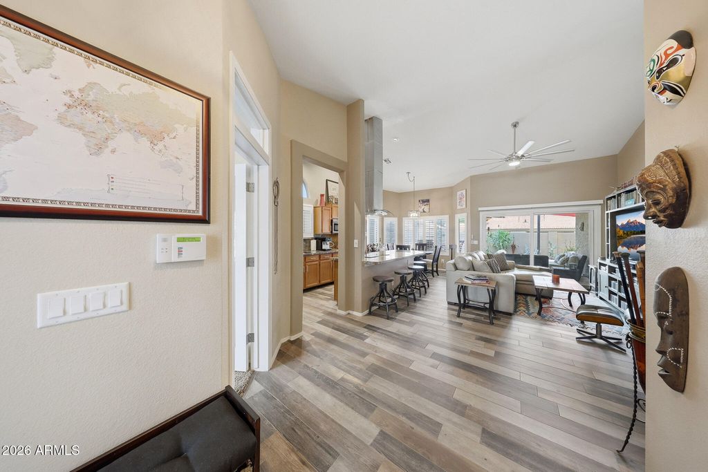 Image 2 of property listing at 6123 W FALLEN LEAF Lane, Glendale, AZ 85310