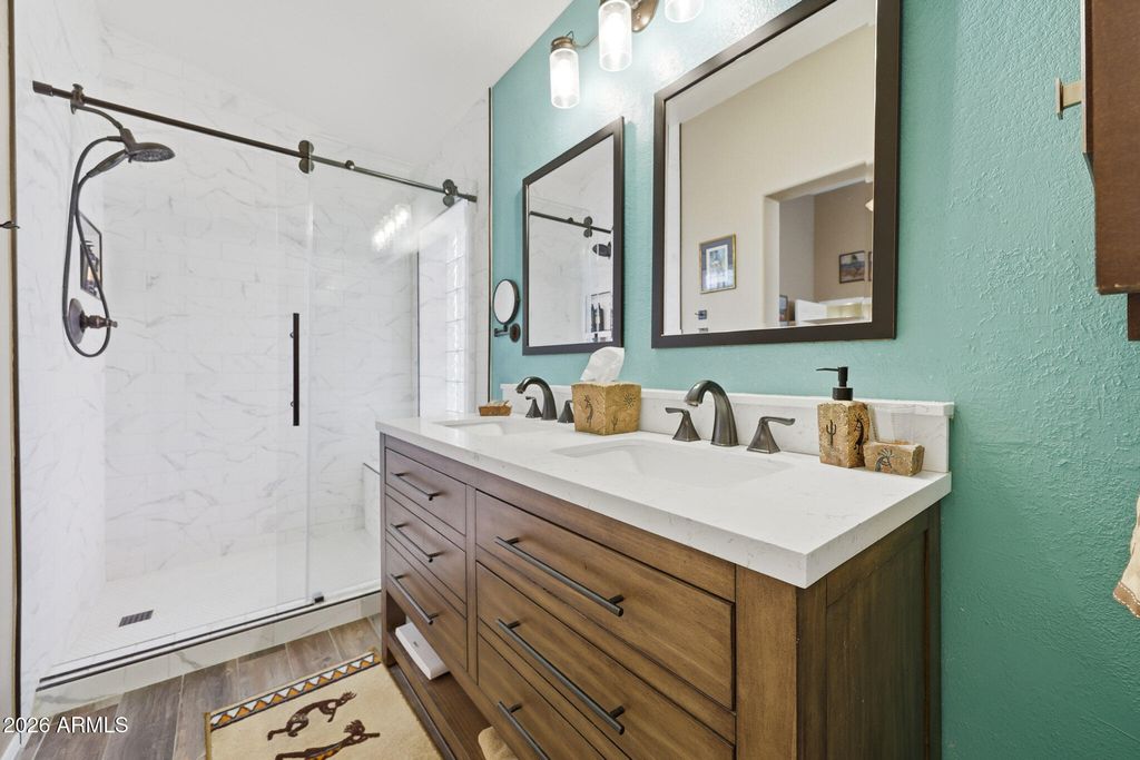 Image 24 of property listing at 6123 W FALLEN LEAF Lane, Glendale, AZ 85310