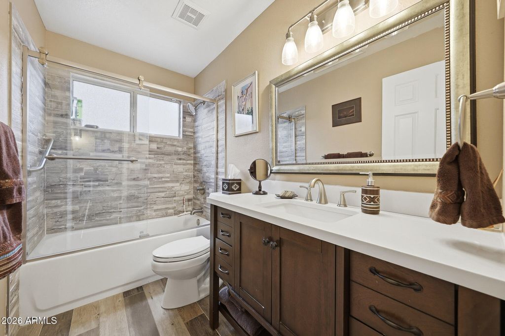 Image 32 of property listing at 6123 W FALLEN LEAF Lane, Glendale, AZ 85310