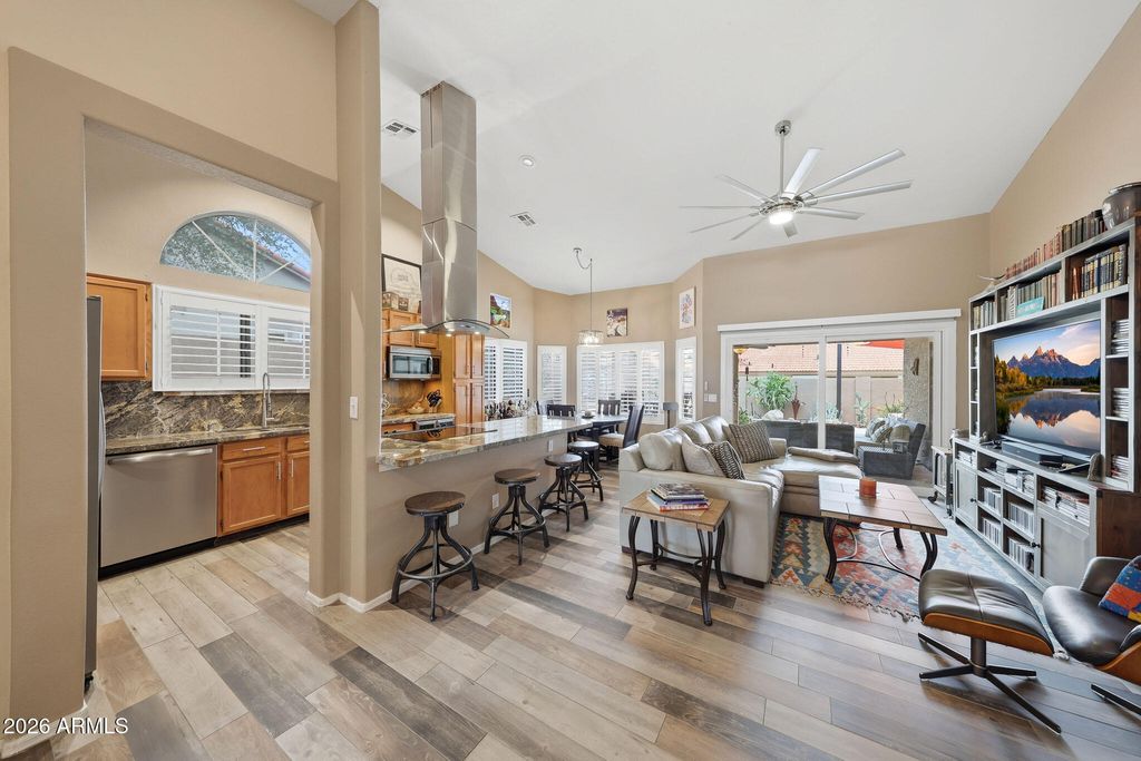Image 4 of property listing at 6123 W FALLEN LEAF Lane, Glendale, AZ 85310